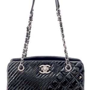Chanel boy patent leather black bag witb chain strap